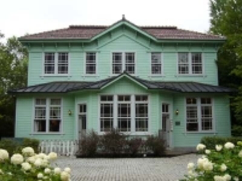 鮮やかなミントグリーンの洋館は絵になります