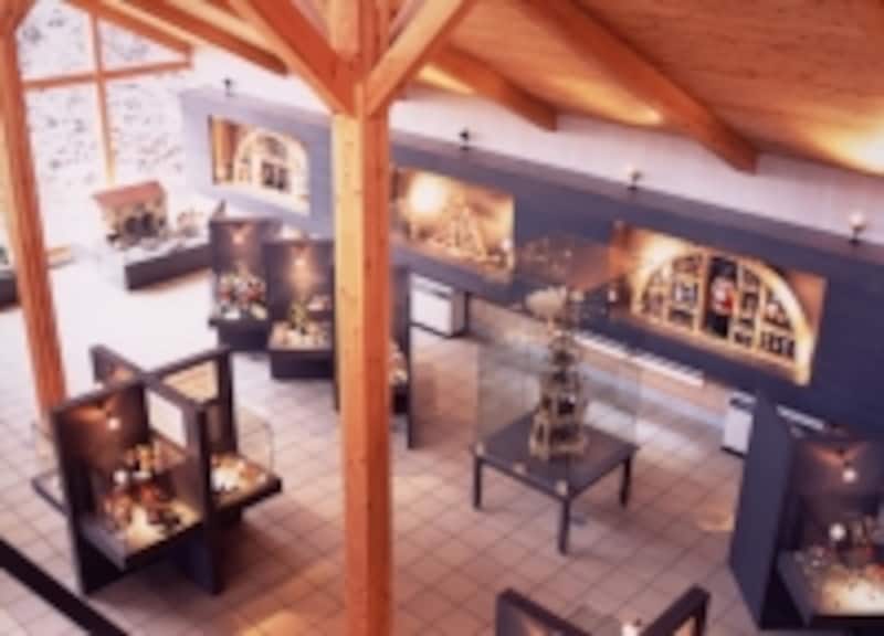 自然光が降り注ぐ、展示室の風景