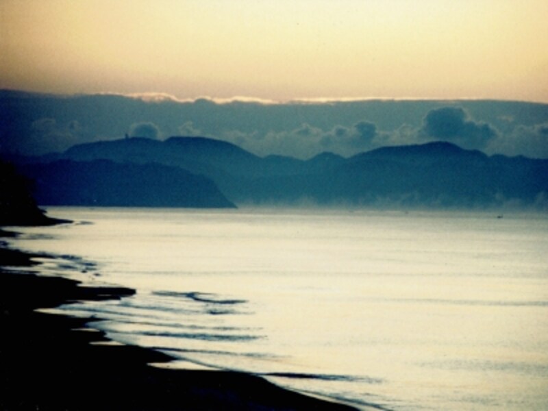 海の向こうの三浦半島の上に朝日が昇るのを待って
