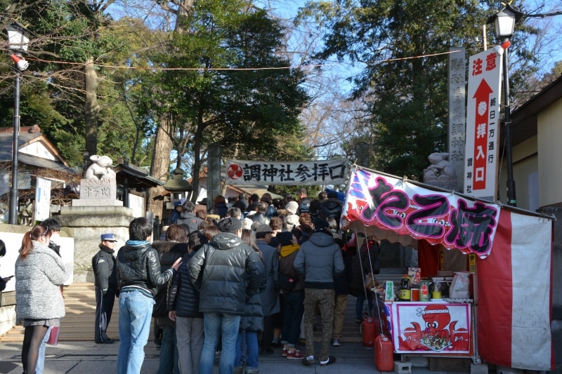 ウサギの石像が出迎える調神社の参拝口