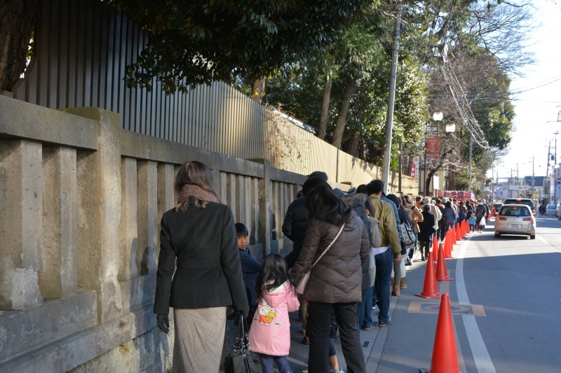 2015年1月2日13:47の初詣客の行列の最後尾