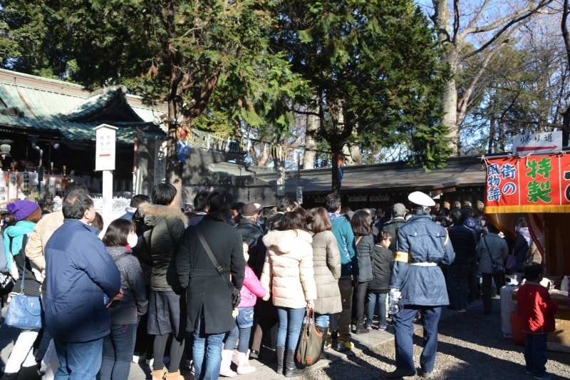 手水舎から見る調神社拝殿