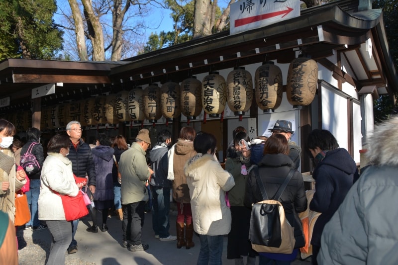 拝殿横のおみくじ売り場