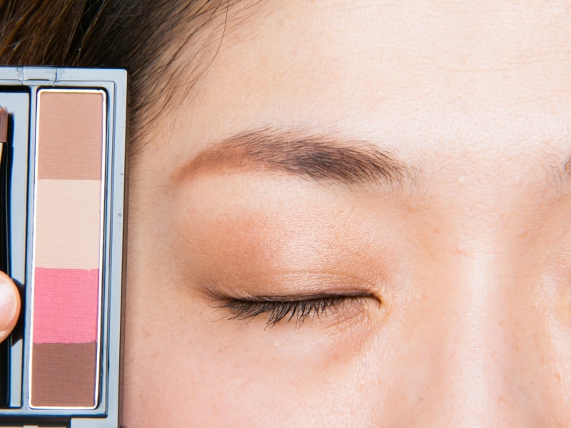 眉尻にほんのり効かせた赤が色っぽい