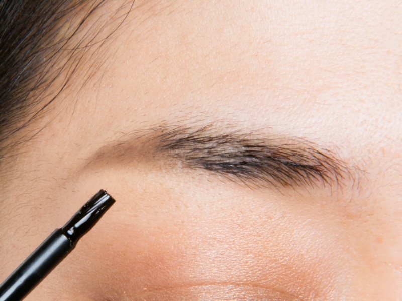 塗ってはがして染まる、新しい眉メイク