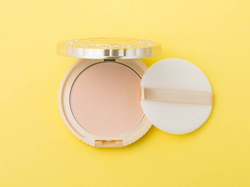 ミラー付きだからメイク直し用としても◎