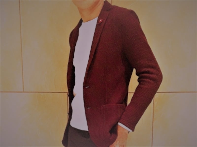 ニット織りのカジュアルジャケット！ワインレッドのジャケットも柔らかい織りがあることで、キメ過ぎにならない。