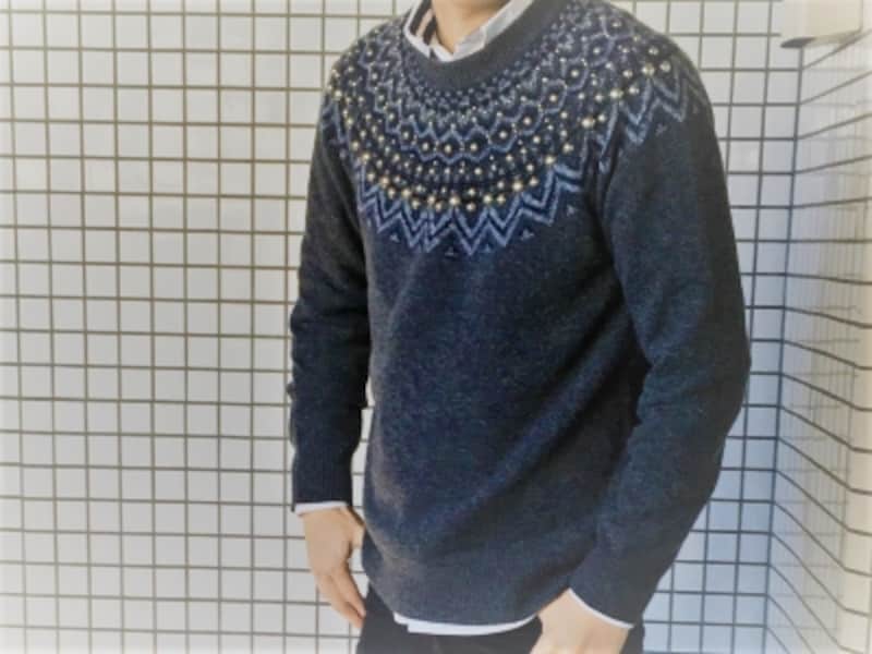 カジュアルシャツをニットに合わせる場合、裾をだしてニットからチラ見せすることで、こなれ感を演出。