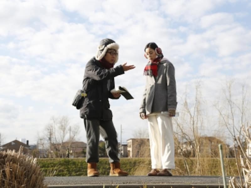 市井監督と、小春役の新木優子さん。?2017『僕らのごはんは明日で待ってる』製作委員会