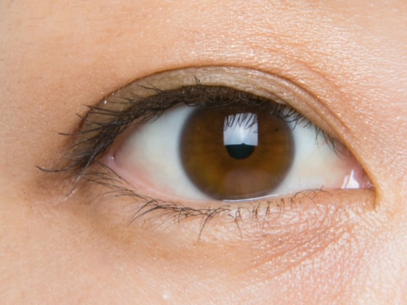 ビフォア。きれいな二重だけれどさみしげな印象。