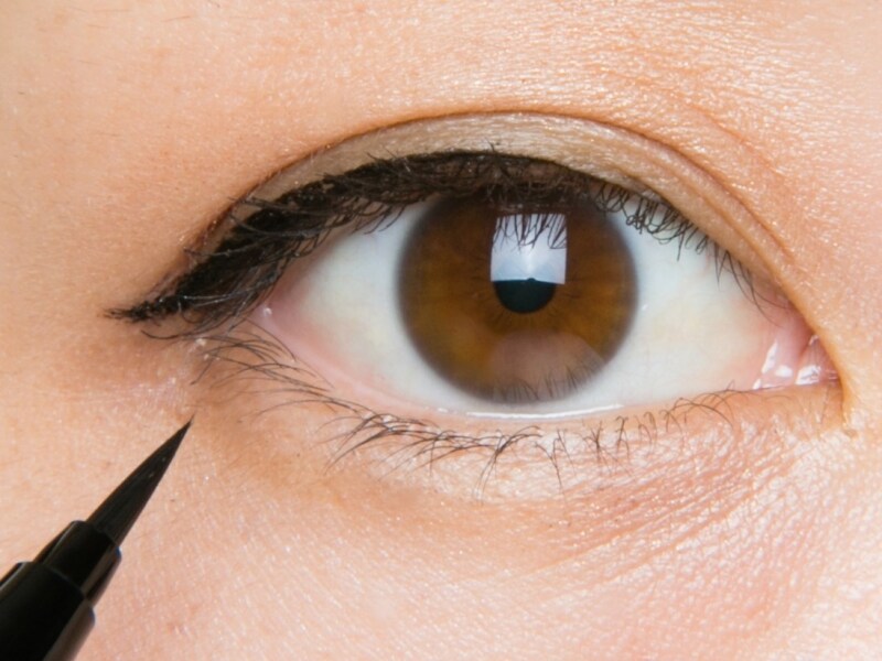 黒目を引き立てる漆黒ブラック