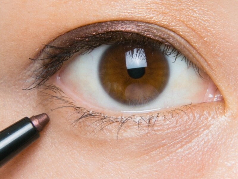 赤みのあるブラウンで洗練アイに