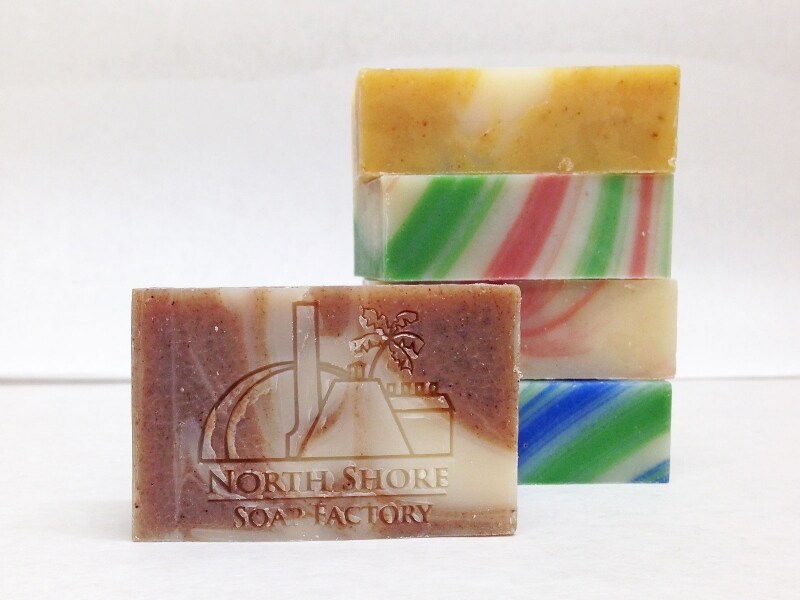 約6週間かけて大切に作られるハワイアンバス＆ボディのせっけん。工房では購入したせっけんに好きなスタンプを刻印できる