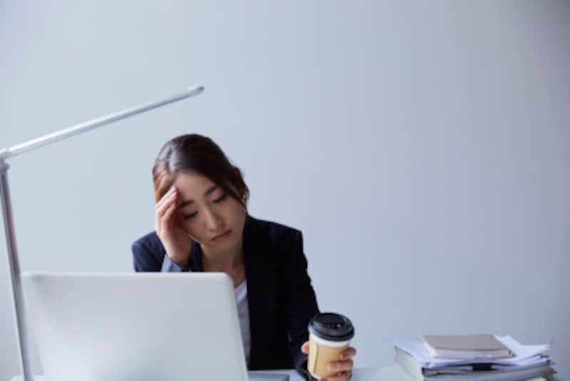 パソコン画面や仕事に集中するとまばたきの回数が減り目が乾いて疲れ目の原因になります。