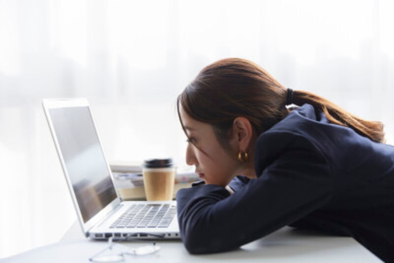 ずっと同じ姿勢で無表情に仕事をしているのも、目のまわりの筋肉が衰えて、目が小さくなる原因になりますから要注意!