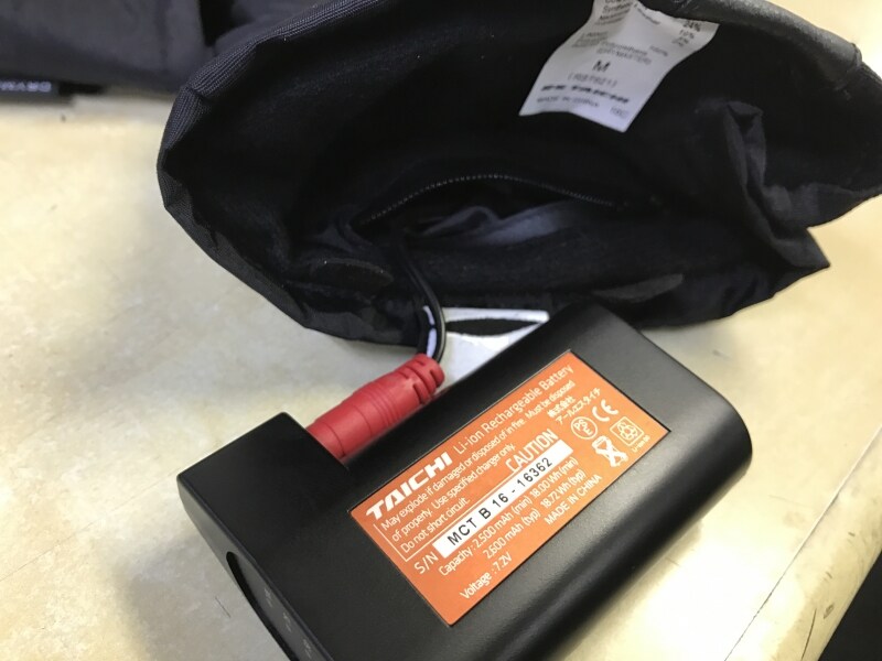 手首のところにバッテリーは収納