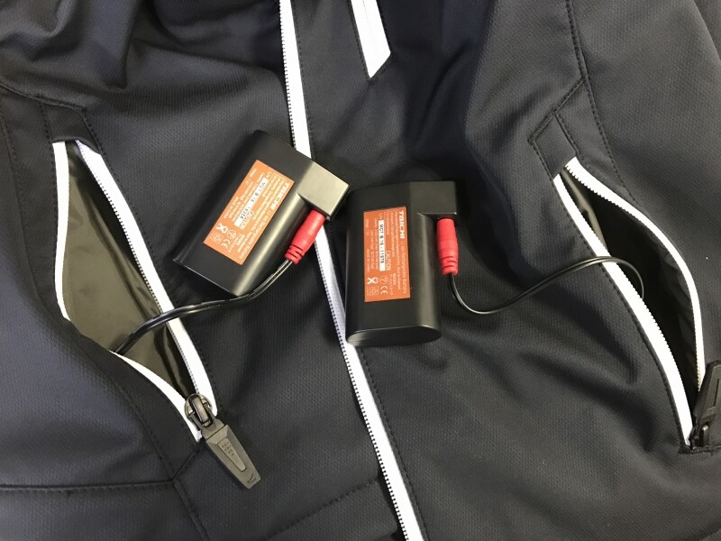 ジャケットはポケットの中にバッテリーを納める