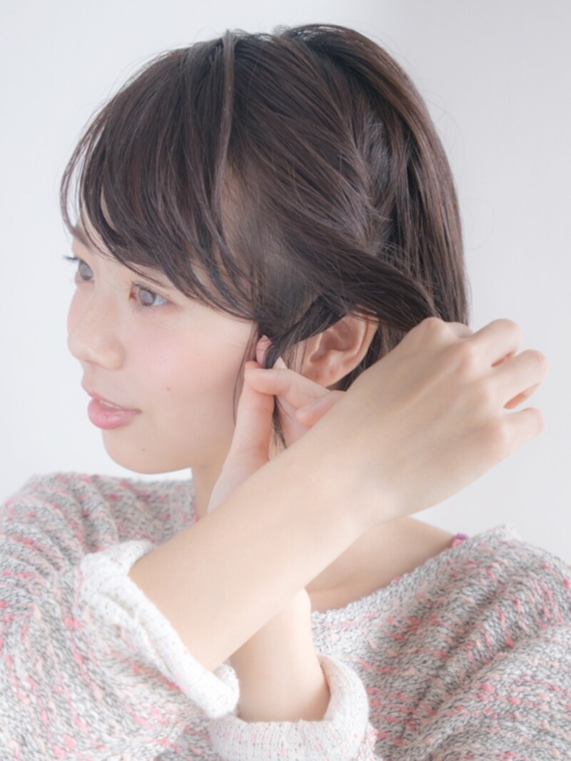 ねじった毛束をクロスさせる