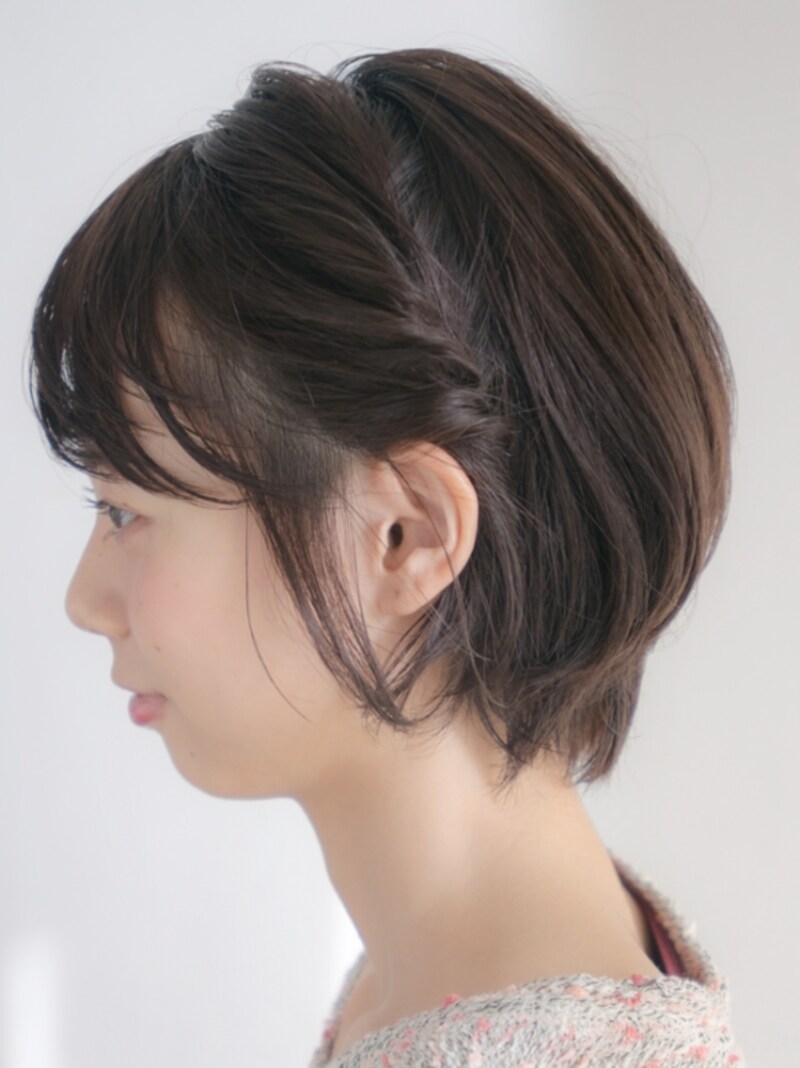 崩し終わった状態。ねじった毛束がややほつれ、おしゃれな印象になる