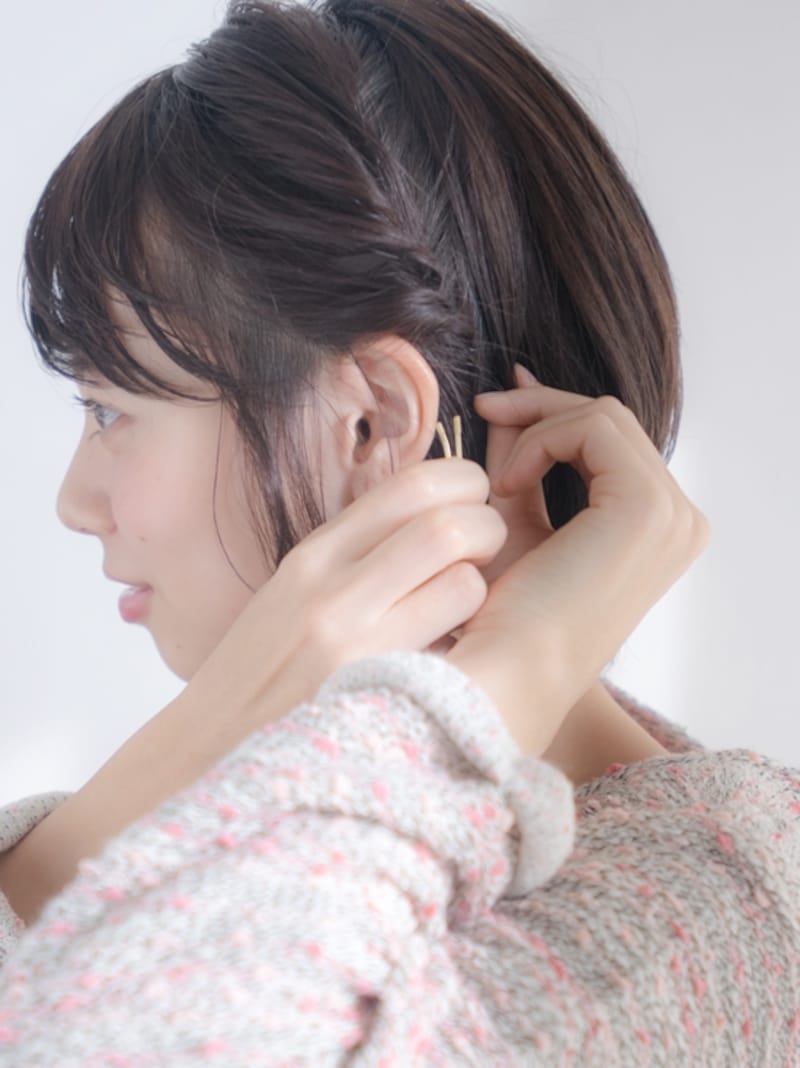 耳後ろの位置でピンで固定