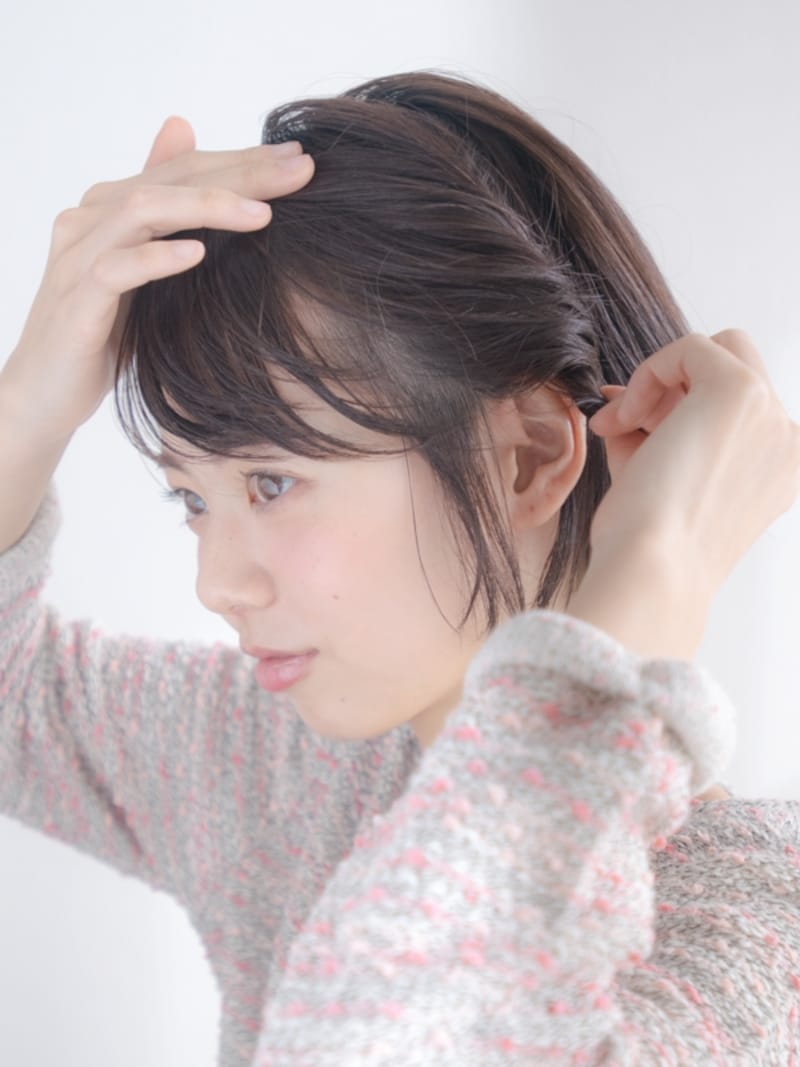 そのまま耳後ろまでねじる