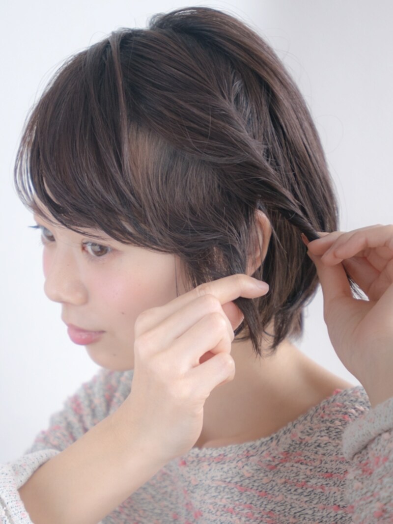 ハチ下の髪も同様にねじる