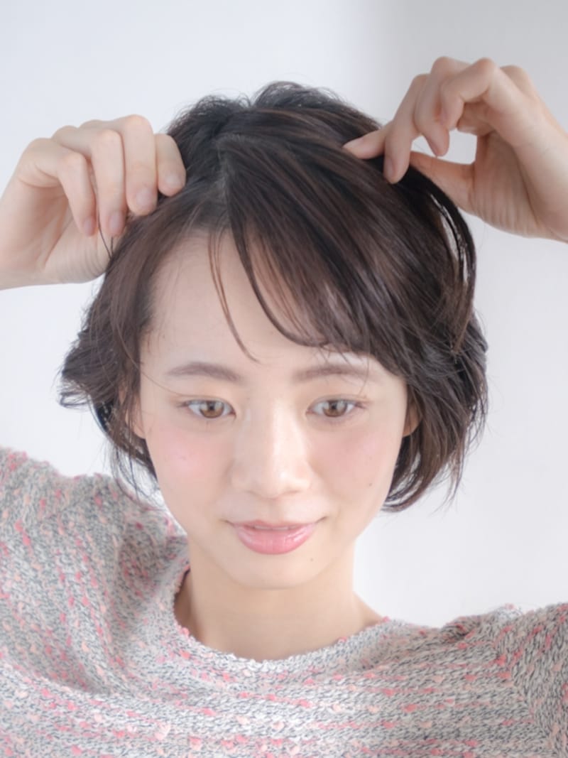 トップの髪をサイドパートにする