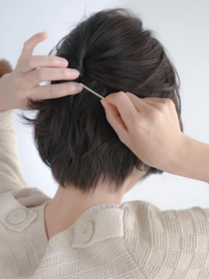 結婚式での簡単ショートヘアアレンジ ピン1本でセルフアレンジ 結婚式 パーティーヘアアレンジ All About