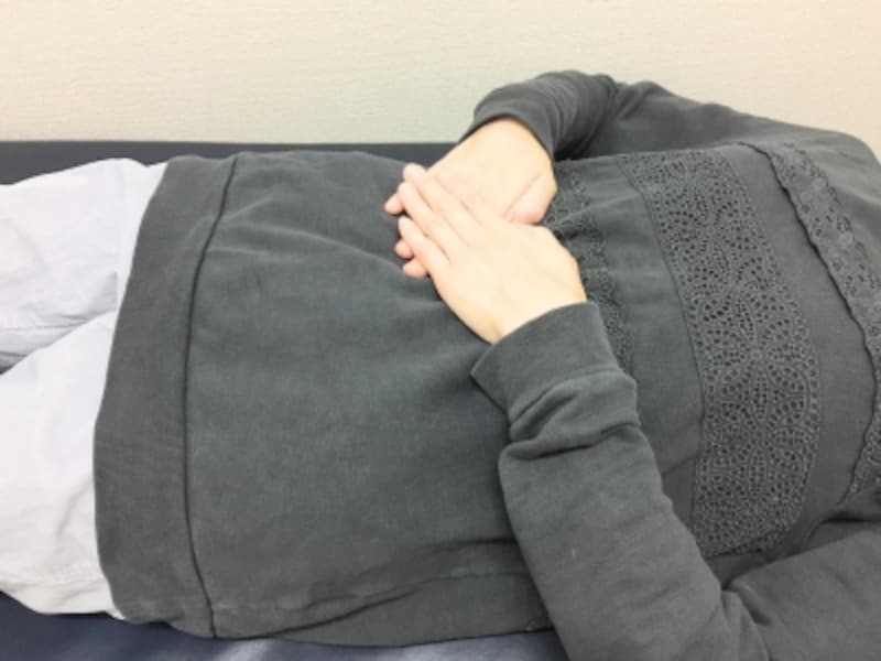 お腹に手を置く