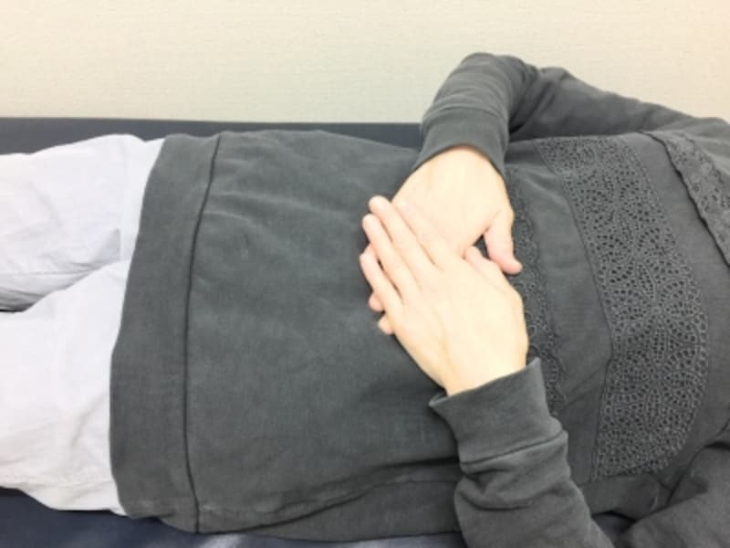お腹に手を置く