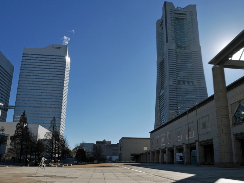 芥川龍之介を助けに来た織田作之助とジイドが戦ったのは横浜美術館前のグランモール公園「美術の広場」(2016年12月17日撮影)
