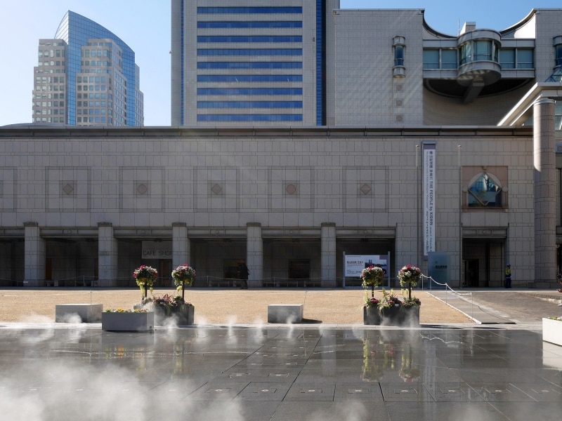 石造りのシンメトリーな外観が特徴的な横浜美術館の建物は、日本を代表する建築家、故・丹下健三氏の設計によるもの(2016年12月17日撮影)