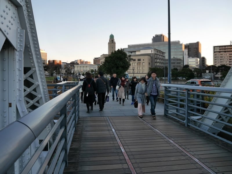 鏡花ちゃんが現れた!undefinedバックに見えるのは横浜税関(2016年12月17日撮影)