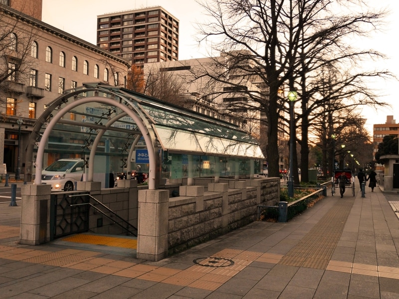 太宰さんと敦くんが逃げ込んだ、みなとみらい線日本大通り駅入口(2016年12月17日撮影)
