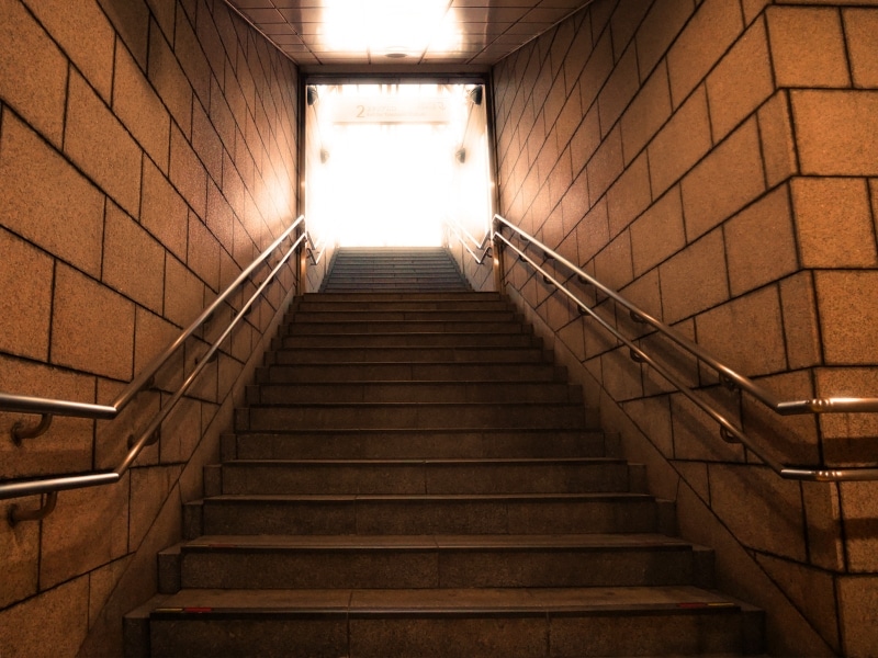 みなとみらい線日本大通り駅入口の階段下から(2016年12月17日撮影)