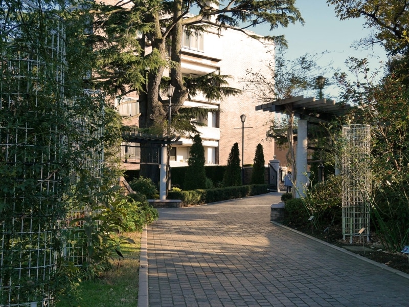 アメリカ山公園・山手側のエントランス前で敦くんが社長を待っているシーン(2016年12月17日撮影)