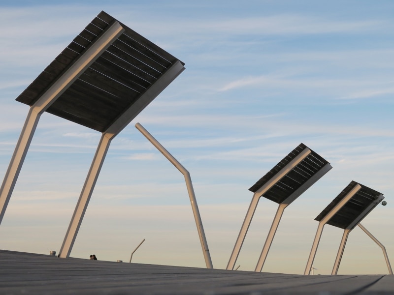 ほどけた包帯を芥川龍之介が手にする場所は横浜港大さん橋国際客船ターミナル屋上広場(2016年12月17日撮影)