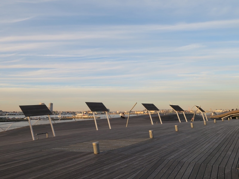 太陽電池パネルのようなものは屋根のようなオブジェでした!(2016年12月17日撮影)