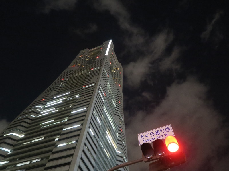 怪しい霧に包まれる、横浜ランドマークタワー(2018年3月24日撮影)