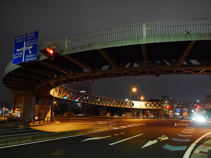 宮沢賢治のバトルシーンで登場する、新港サークルウォーク。横浜ワールドポーターズと横浜赤レンガ倉庫方面を結ぶ歩道橋(2018年12月2日撮影)