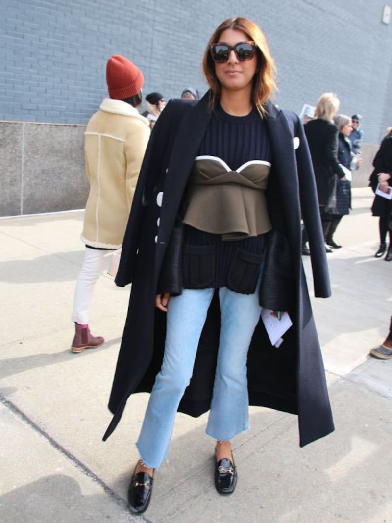 ニットの上からビスチェをオン