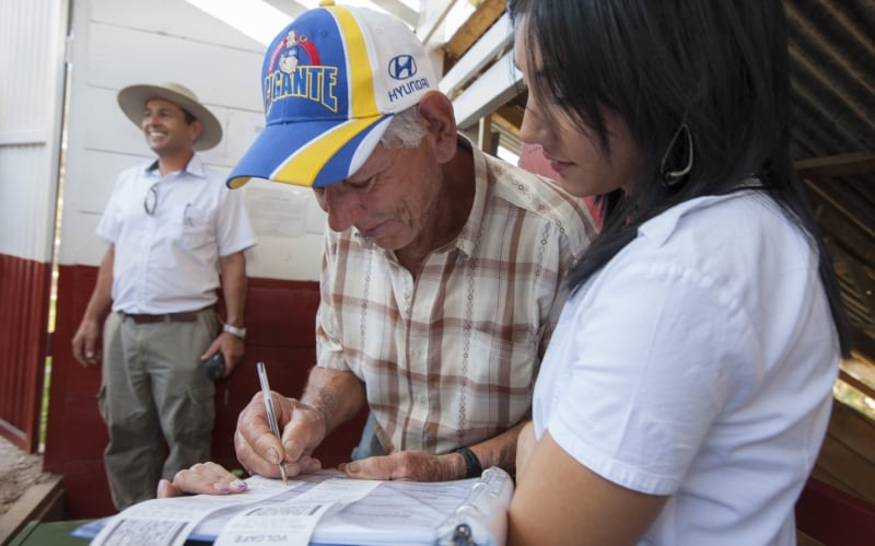 ココーヒー生産者の方々への支援も