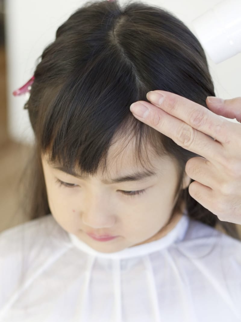 前髪にドライヤーを当てて余分な毛を落とす