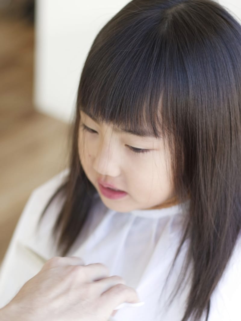 前髪カットの終わりにつむじから放射状に髪をとかす