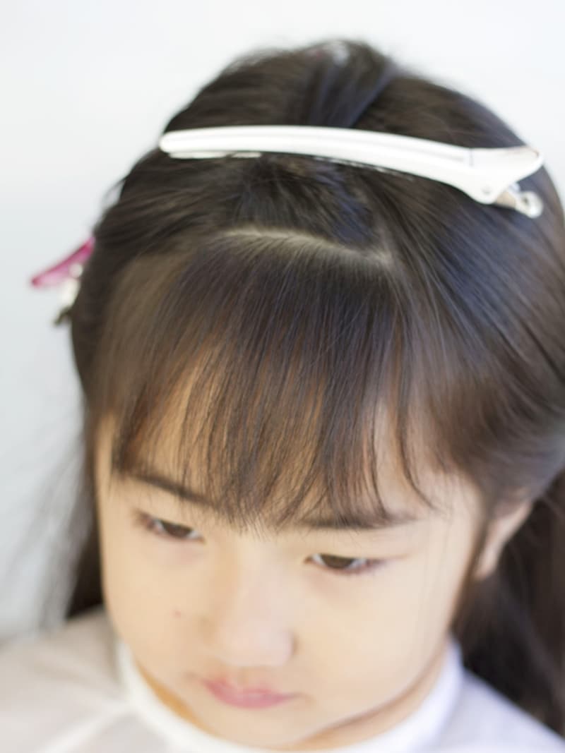 前髪をヘアクリップで留めておく