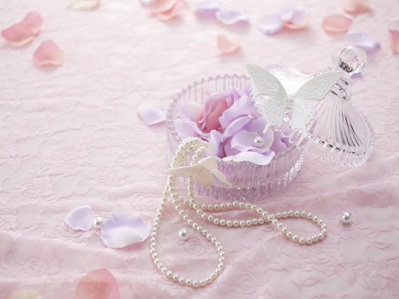 パールのような穏やかな白は、陰陽のバランスを整えます。