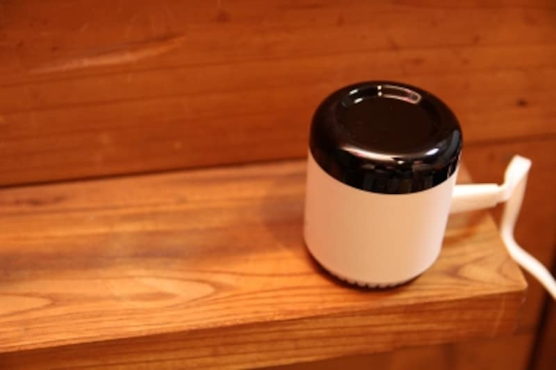 この小さいデバイスでリビングの家電すべてをコントロールできます。