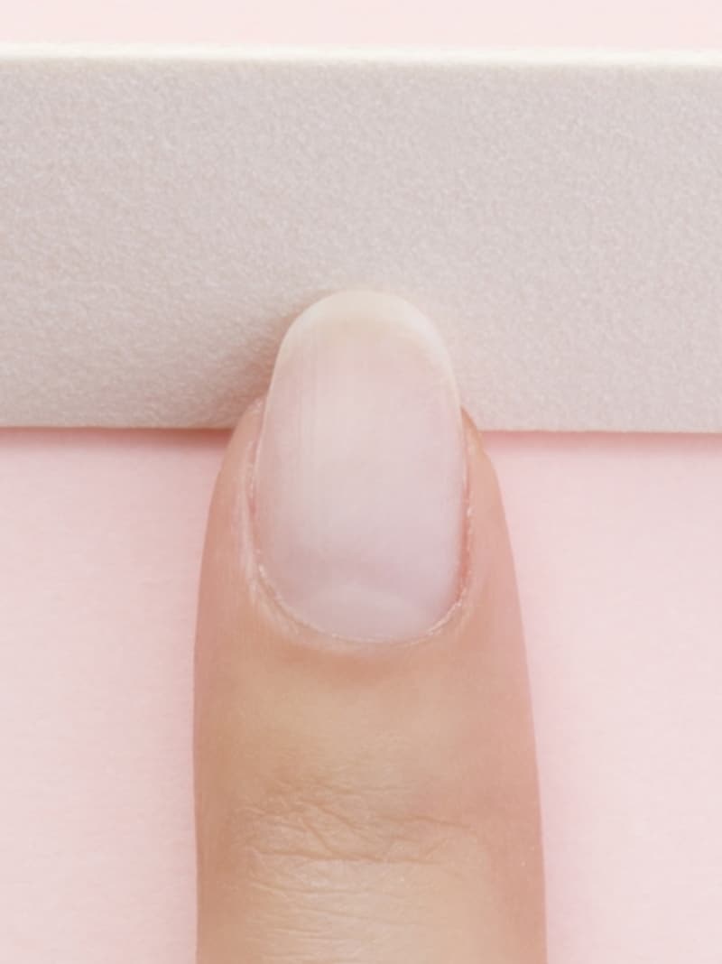 爪の裏側から削るように丸みを出す