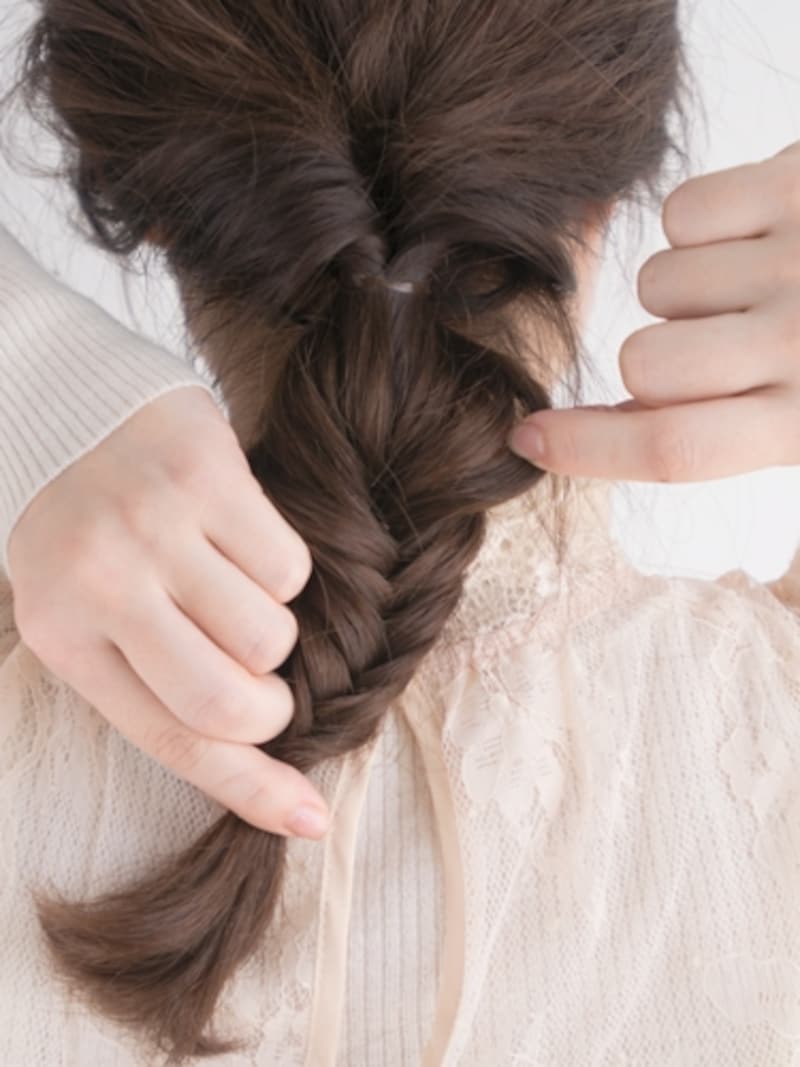 指先でつまむように少しずつ引き出す