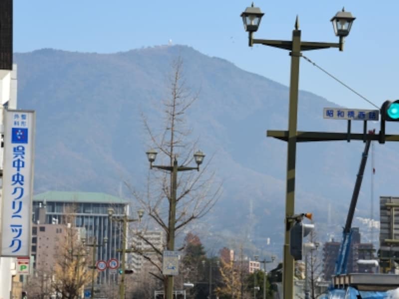 呉の街を歩いていると、ほぼどこからでも北にそびえる灰ヶ峰が見える。頂上にある気象レーダー観測所が目印